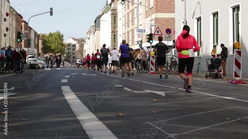 läufer bei köln-marathon