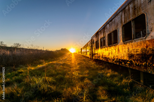 Amanecer en tren abandonado