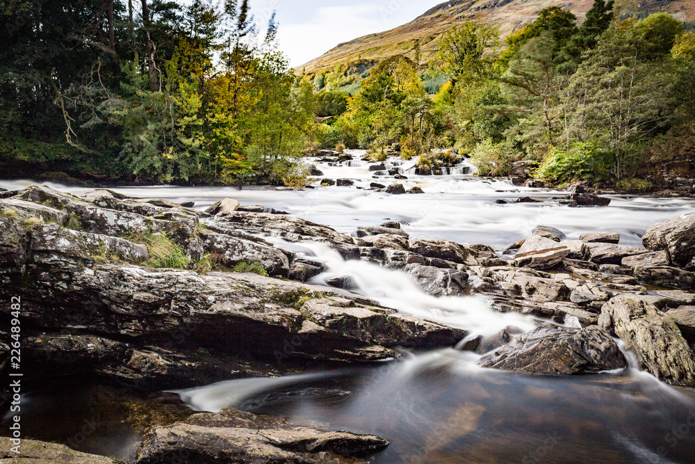 Fototapeta premium The Falls of Dochart are situated on the River Dochart at Killin in Stirling, Scotland, near the western end of Loch Tay.