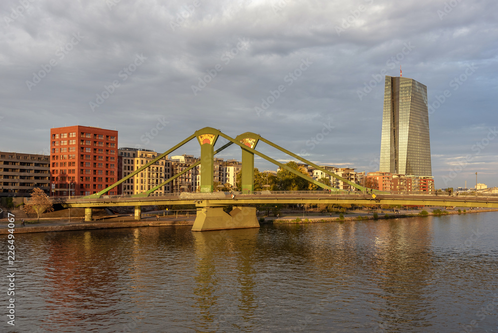 Obraz premium Europäische Zentralbank in Frankfurt am Main mit Flößerbrücke im Vordergrund