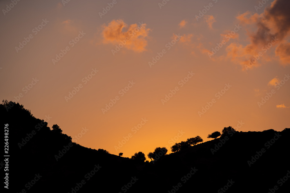 Silhouette eines Berges nach Sonnenuntergang Silhouette eines Berges nach Sonnenuntergang