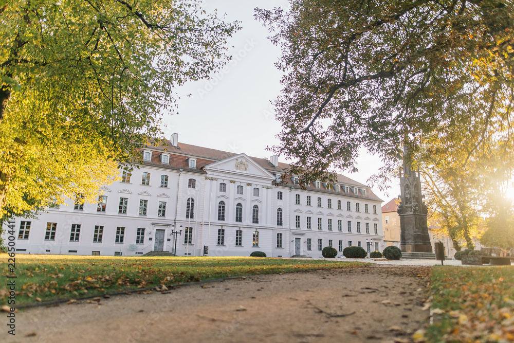 Hauptgebäude der Universität Greifswald im Herbst