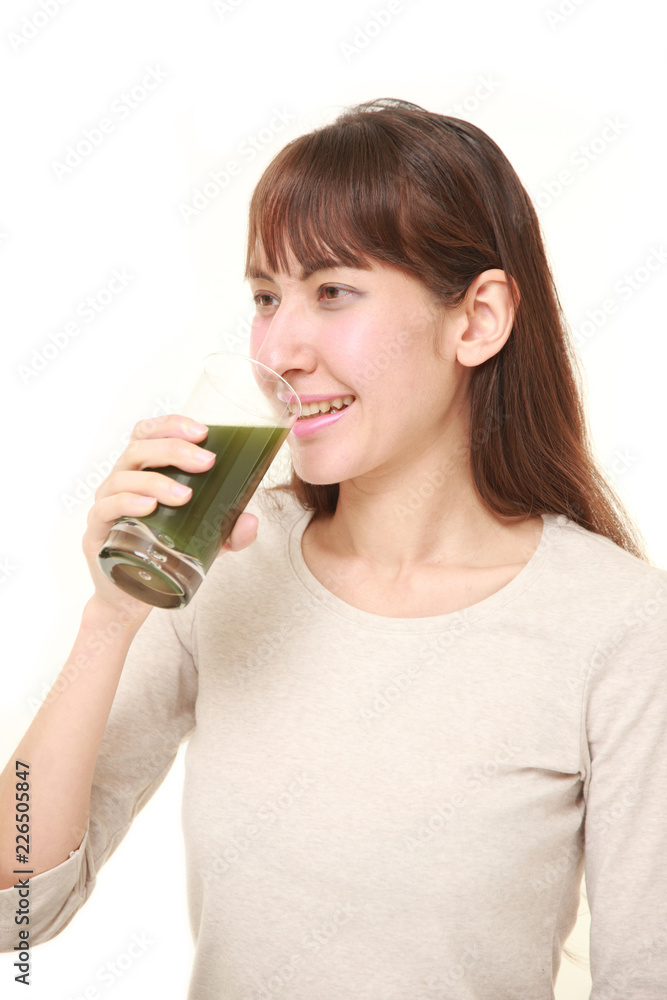 青汁を飲む西洋人の女性 青汁を飲む西洋人の女性