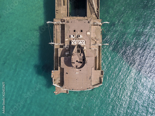 Vista aerea di un relitto di una nave nell’Oceano Atlantico. Particolari della nave visti da vicino. Relitto della nave da carico greca: Telamon  nei pressi di Arrecife a Lanzarote, Canarie, Spagna © Naeblys