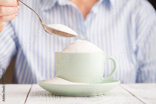 Foto Adding to much sugar with a spoon