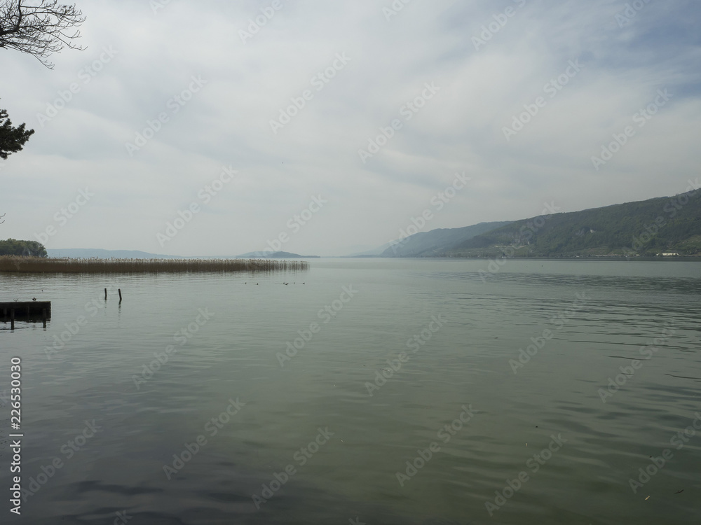 Le lac de Bienne en Suisse aperçu depuis la petite ville bernoise de Nidau
