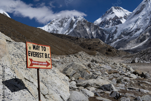 Wegweiser zum Everest Basecamp im nepalesischen Himalaja