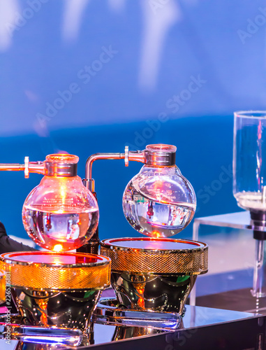 Showcase Syphon Coffee maker by syphonist./ Syphon Coffee or Vacuum Coffee is full immersion tasteful and this picture show boiling water process by Beam heater.