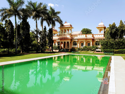 Pool in Indien mit kleinem Palast