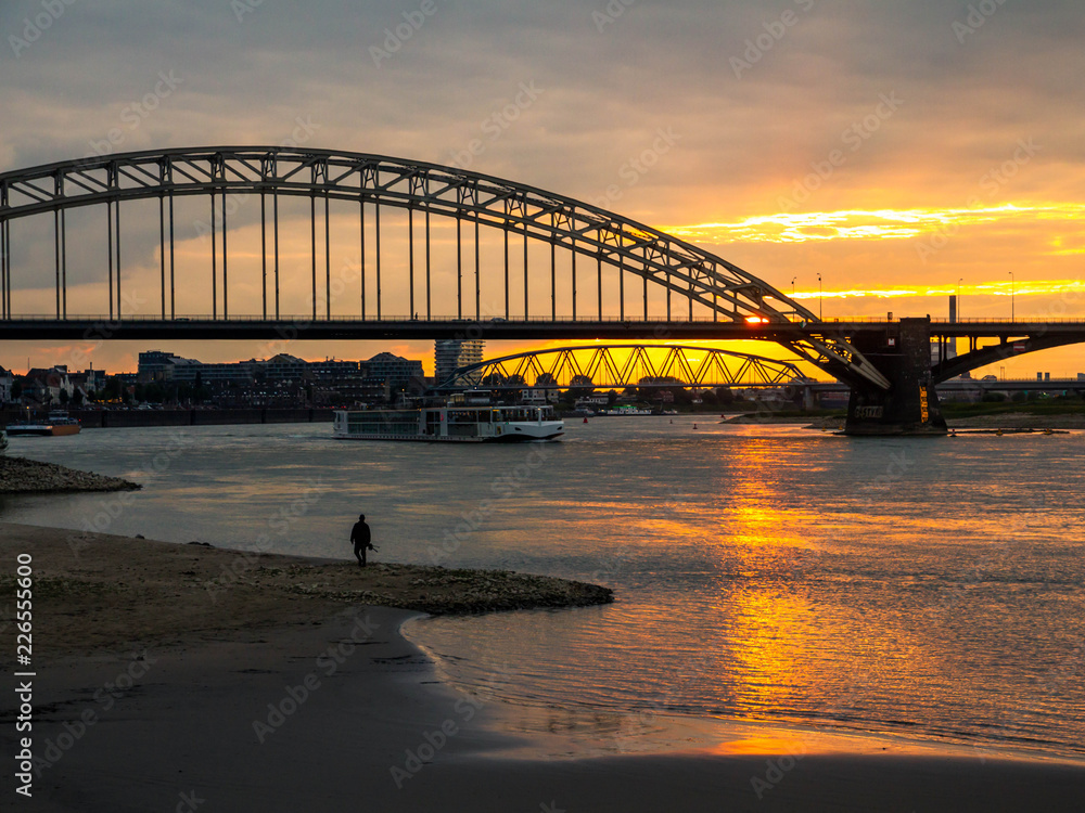 Naklejka premium Nijmegen bridge during sunset