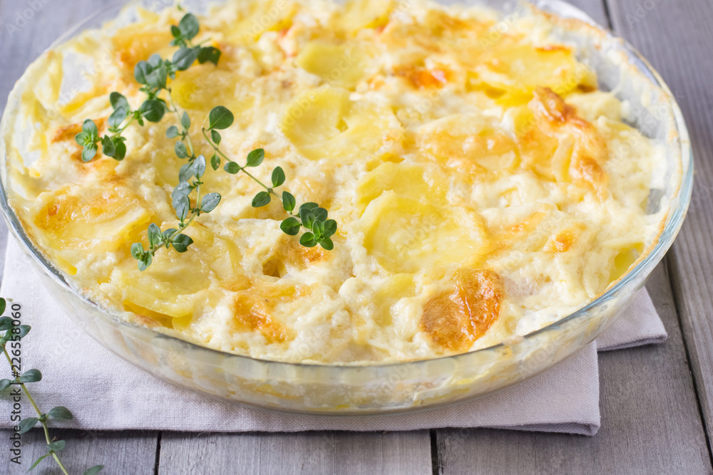 Baked potatoes with cream, cheese and thyme Baked potatoes with cream, cheese and thyme