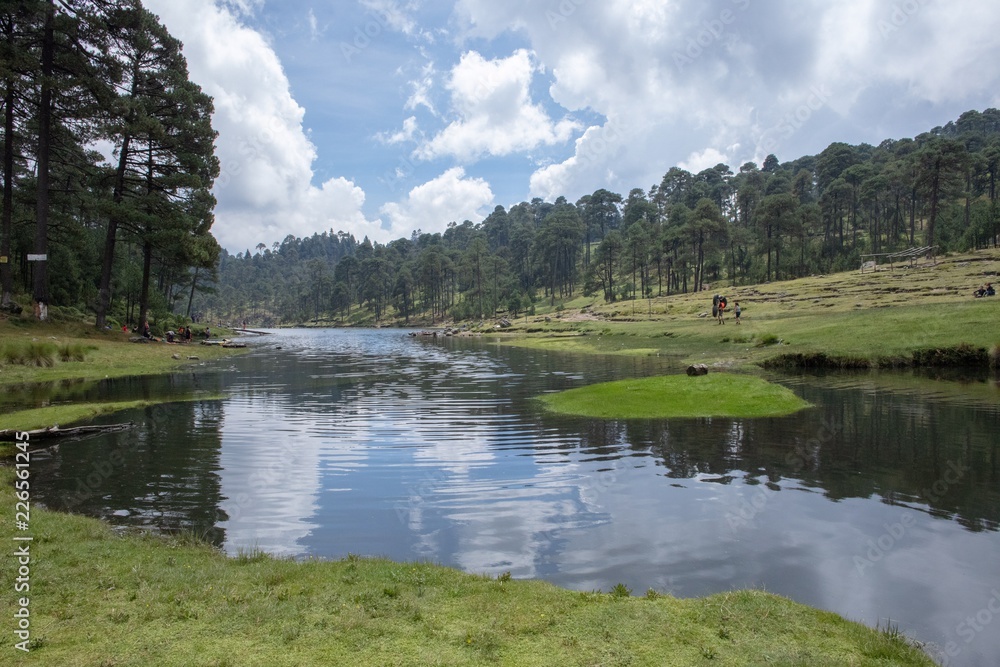 Fototapeta premium Islote en medio del lago entre montañas