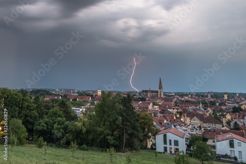 Dunkle Wolken und Blitz über Regensburg, Deutschland