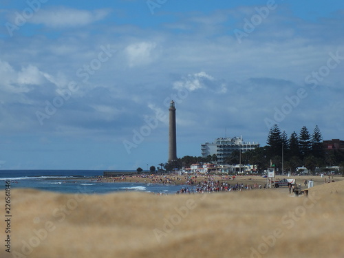 Strand am Meer mit Leuchtturm