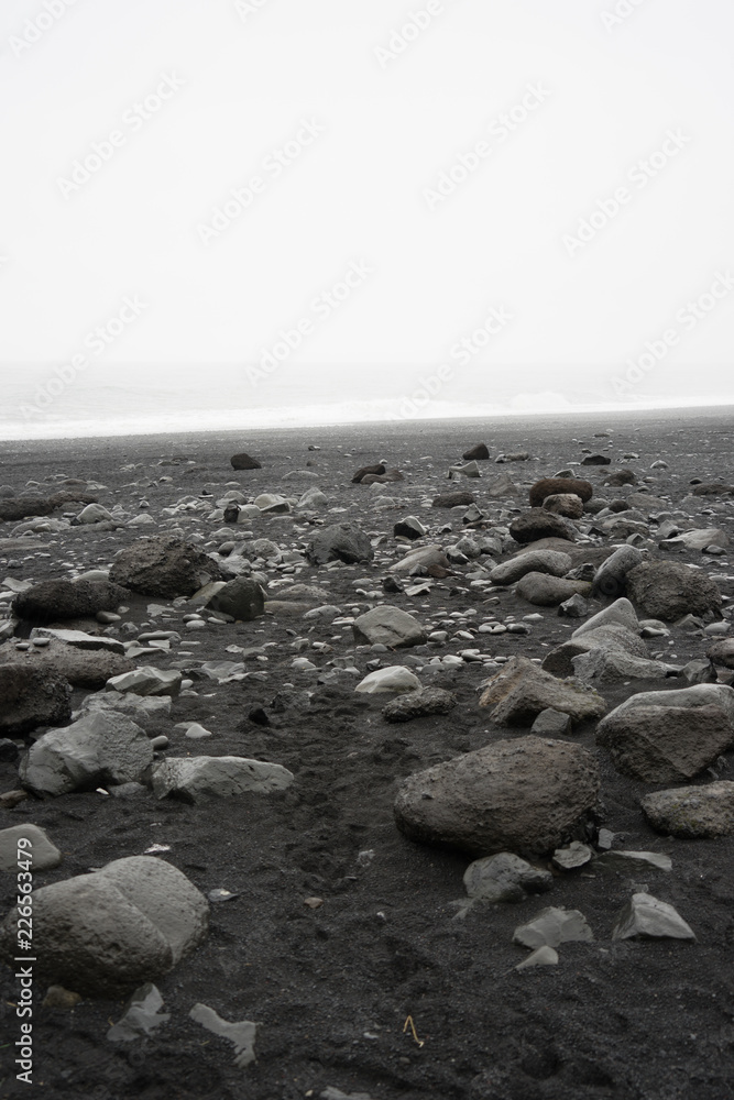 Felsformationen in Süd-Island: Felsnadeln Reynisdrangar und Felsentor Dyrholaey am schwarzen Lavasandstrand Felsformationen in Süd-Island: Felsnadeln Reynisdrangar und Felsentor Dyrholaey am schwarzen Lavasandstrand