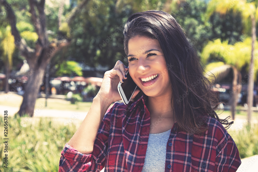 Junge Frau lacht am Telefon im Cinema Look Junge Frau lacht am Telefon im Cinema Look