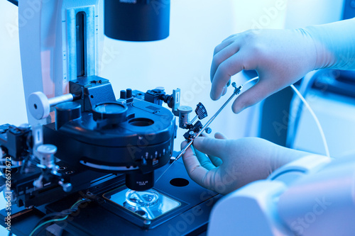 Obraz na plátne Man Technician working with laboratory equipment