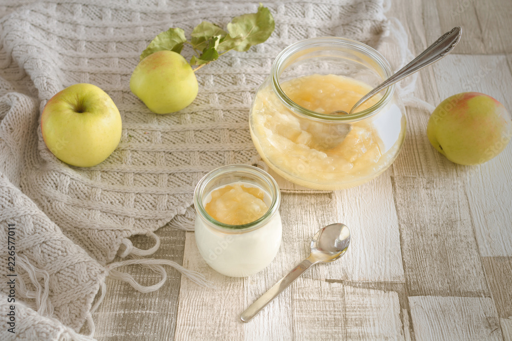 Selbst gekochter Apfelmus in einem Glas mit einem Glas Apfelmus auf Naturjoghurt Selbst gekochter Apfelmus in einem Glas mit einem Glas Apfelmus auf Naturjoghurt