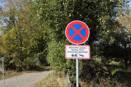 Verkehrsschild Verkehrszeichen Halteverbot und Zusatzschild widerrechtlich parkende Fahrzeuge werden kostenpflichtig abgeschleppt - Stockfoto