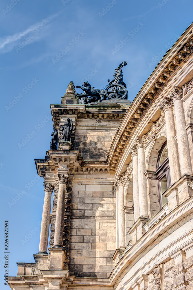 Seitenansicht des Eingangsportals der Semperoper zu Dresden