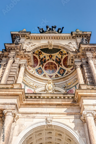 Eingangsportal der Semperoper in Dresden - Detailaufnahmen © mije shots