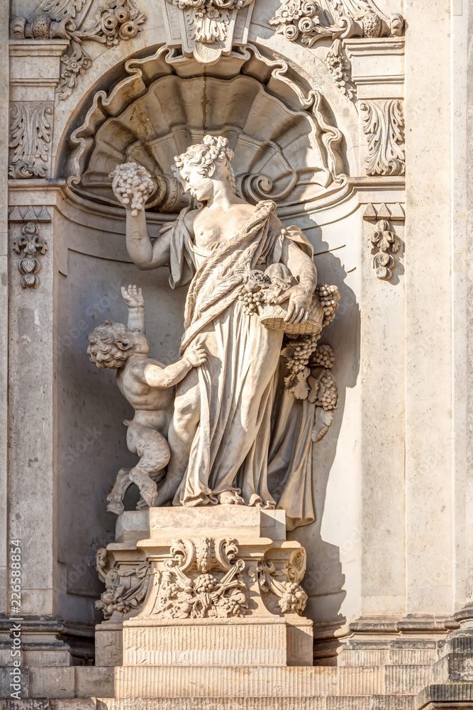 Statue an der Semperoper Dresden