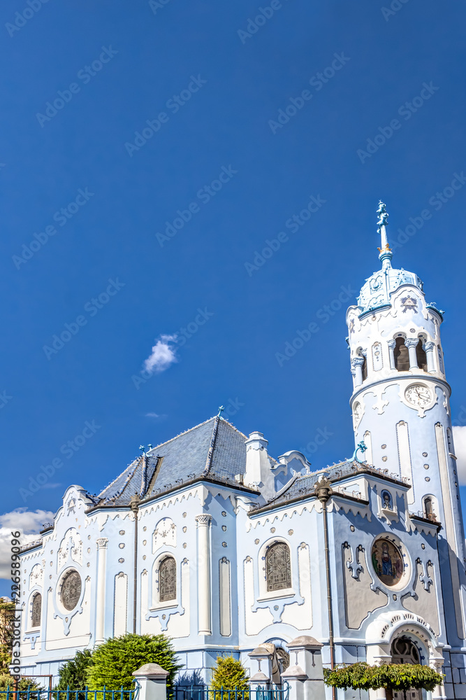 Sankt-Elisabeth-Kirche in Bratislava - Blaue Kirche vor blauem Himmel im Sommer
