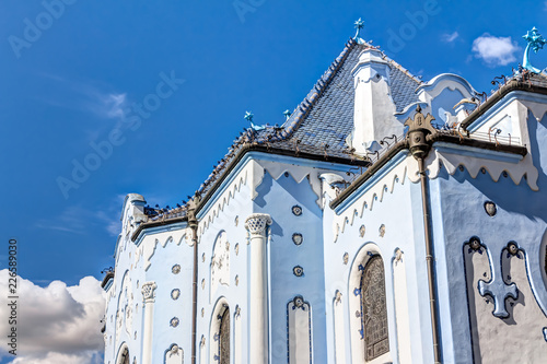 Sankt-Elisabeth-Kirche in Bratislava - Blaue Kirche vor blauem Himmel im Sommer photo