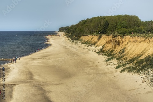 widok z g  ry na pla     i klifowe wybrze  e Ba  tyku ko  o Rewala