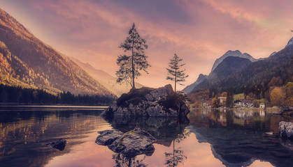 Wandcirkels Aubergine Kleurrijke zonsondergang bij Hintersee Alpen  © jenyateua