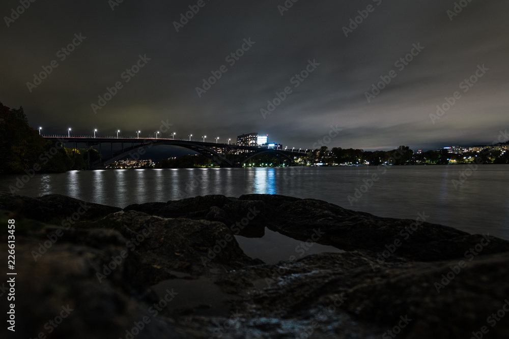 Obraz premium bridge at night - västerbron in stockholm