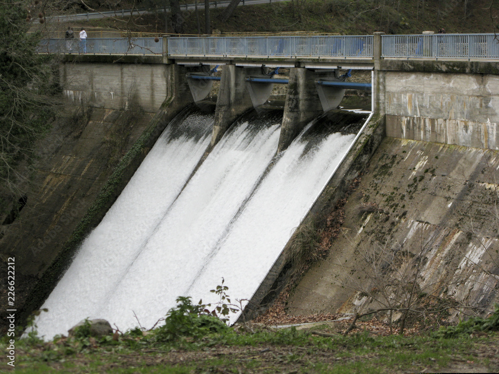 PANTANO SALIENDO AGUA EFECTO SEDA PANTANO SALIENDO AGUA EFECTO SEDA