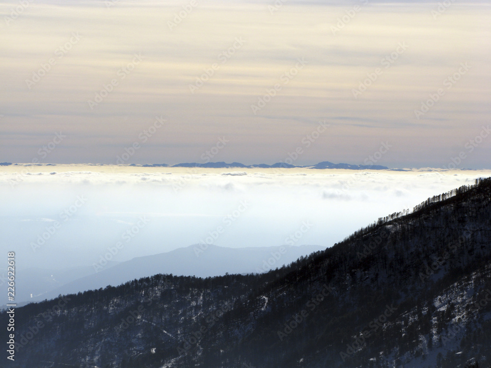 Fototapeta premium niebla en valle de montaña