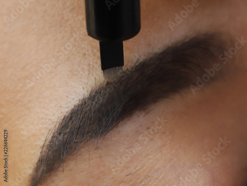 applying Tottoo Microblading permanent make up photo