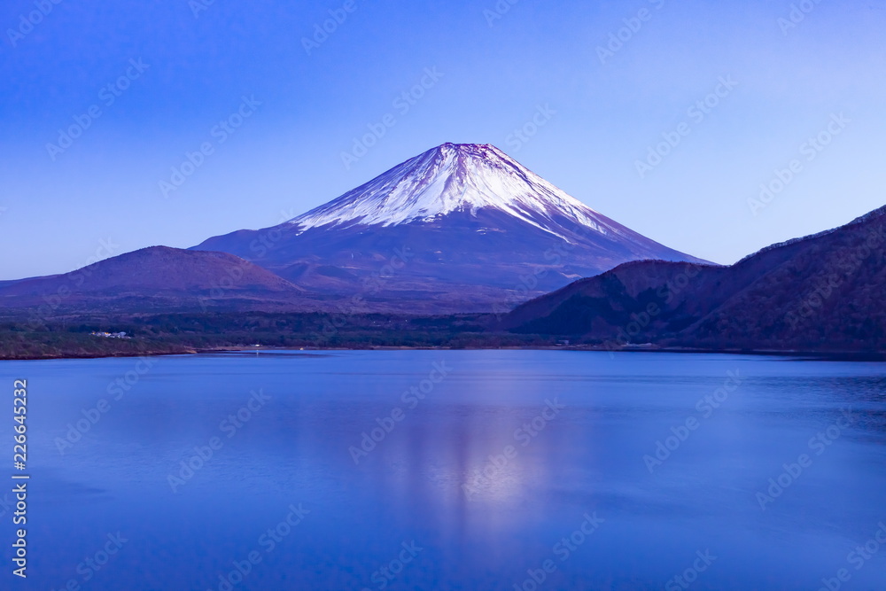 夕暮れの富士山、山梨県本栖湖にて