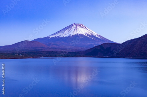 夕暮れの富士山、山梨県本栖湖にて