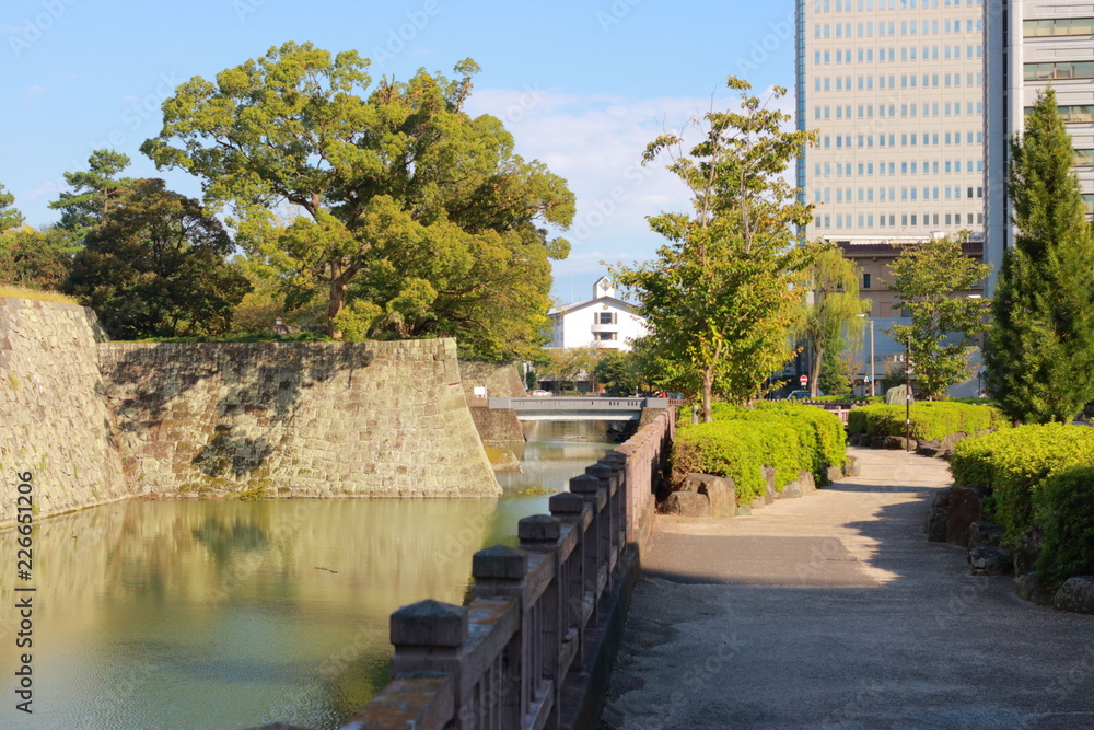 日本の古風なお城と城壁