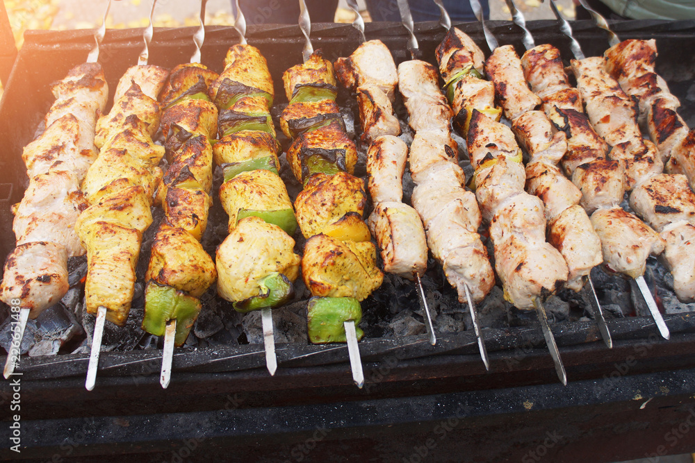 frying meat and green pepper in a roasting pan