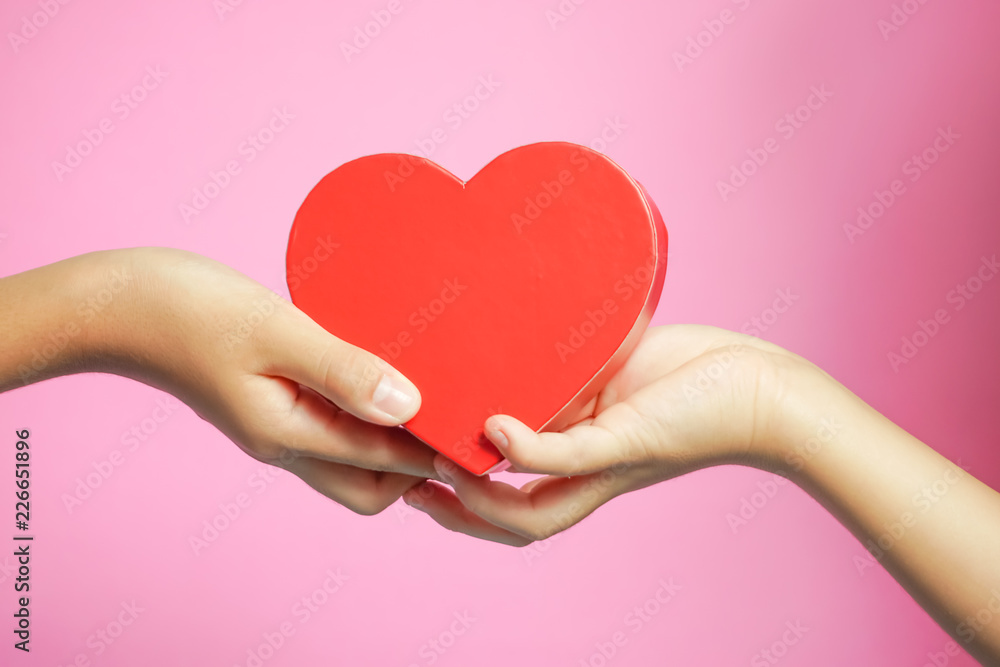 Hand Holding The Heart ハートを支える手 Stock 写真 Adobe Stock