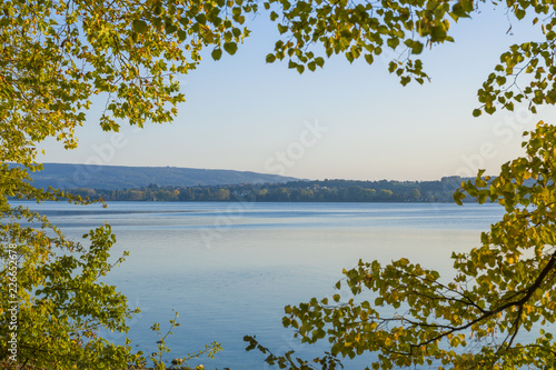 Herbst Urlaub am schönen Bodensee mit blauen Himmel 