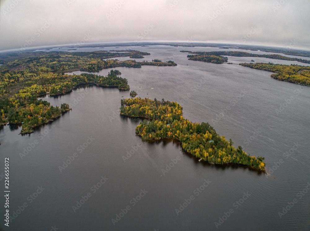 Obraz premium Fall Colors at Lake Vermillion in Northern Minnesota during October