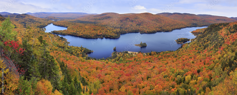 Fototapeta premium Park Narodowy Mont Tremblant z panoramicznym widokiem na kolory jesieni, Kanada