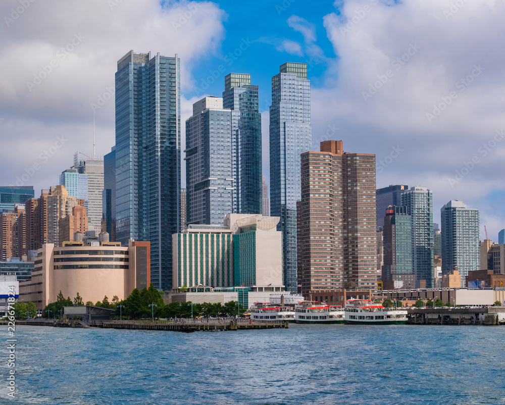 Naklejka premium Manhattan Skyline z miejskimi drapaczami chmur nad rzeką Hudson, Manhattan Skyline