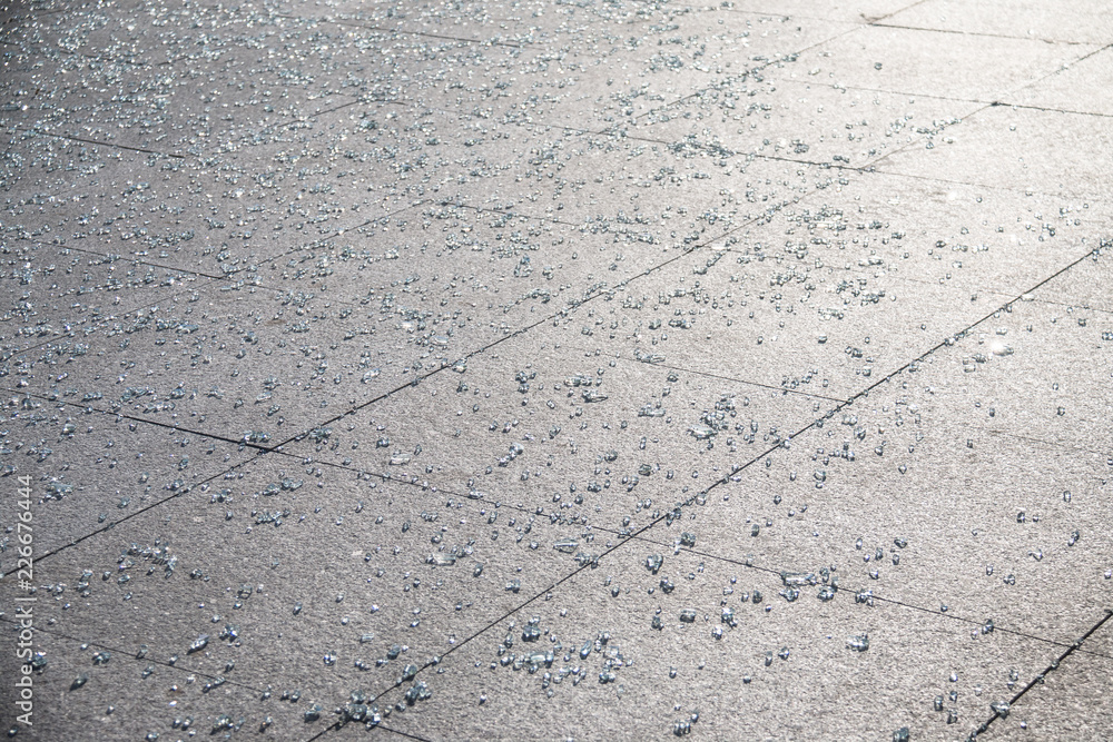 Obraz premium Broken glass on the ground