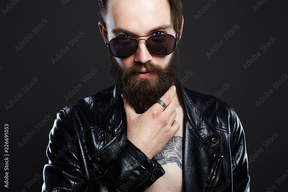 Obraz premium fashionable man with tattoo and sunglasses