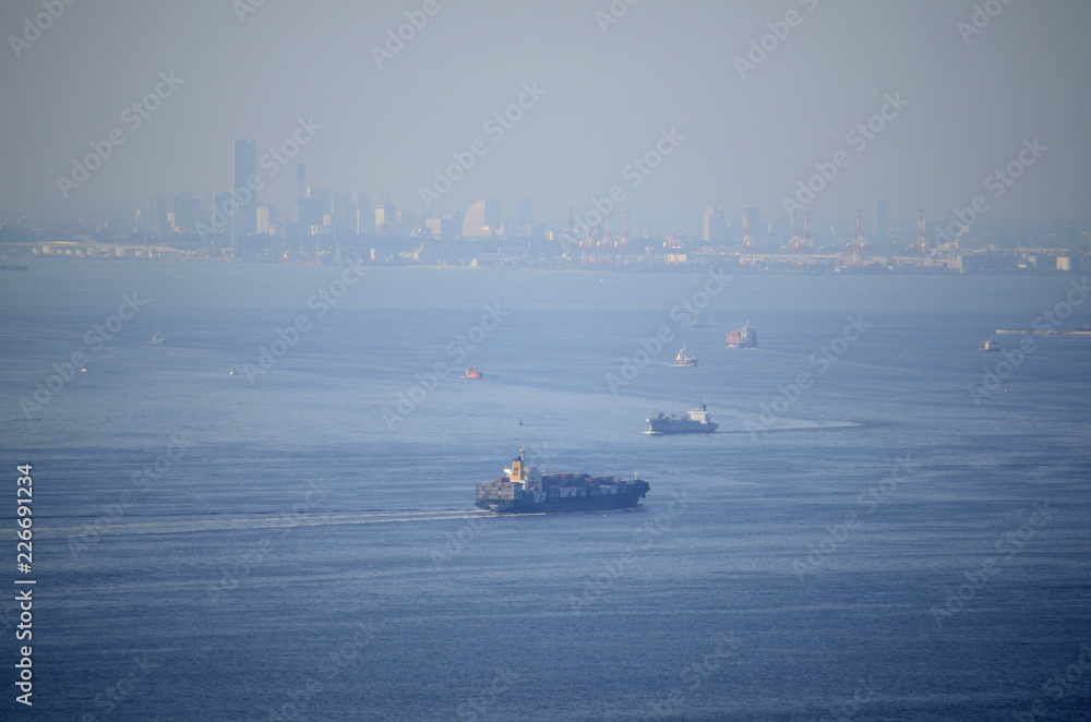 Fototapeta premium 東京湾の貨物船
