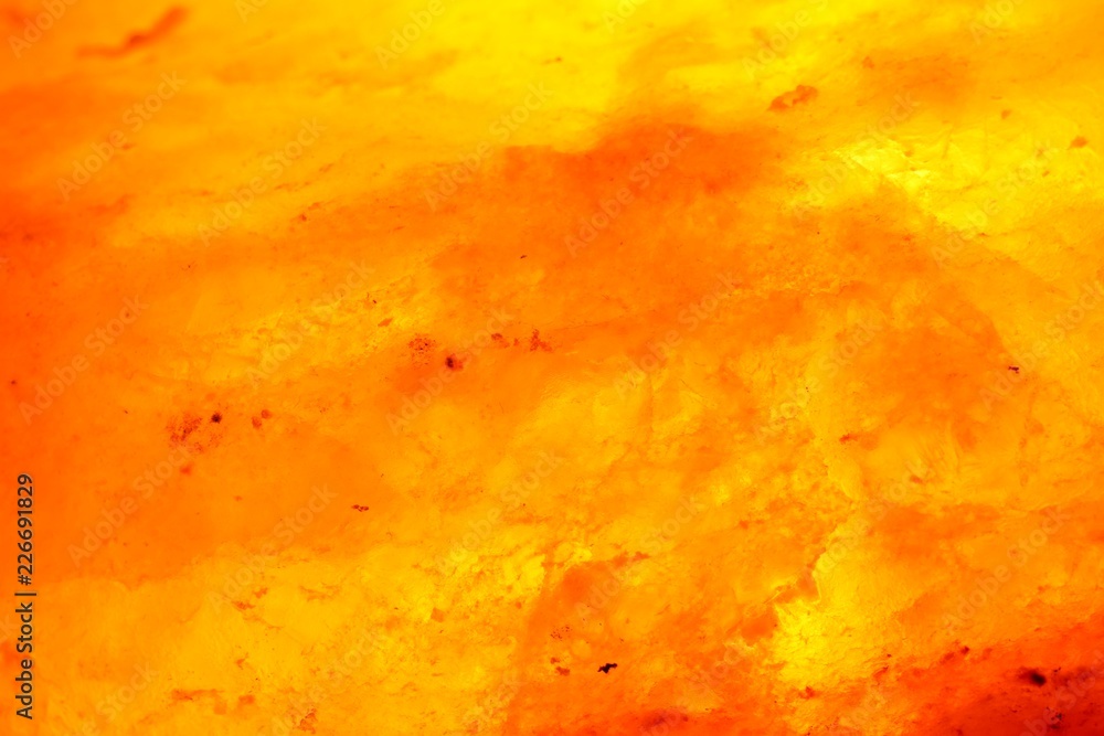 Obraz premium 天然岩塩ランプの放つ癒しの光