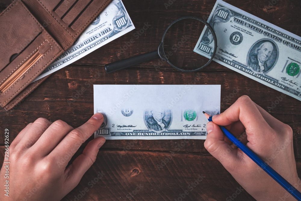 Foto Counterfeiter forges banknotes