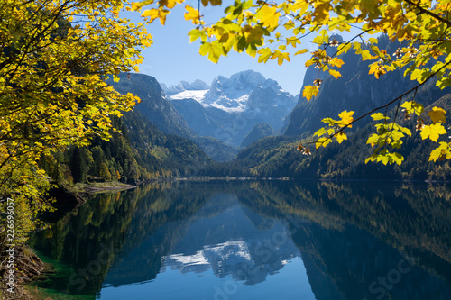 Fototapeta Naklejka Na Ścianę i Meble -   Yellow autumn trees on the shore of lake in Austrian Alps