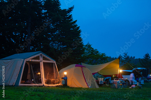 アウトドア 夕暮れのキャンプ場
